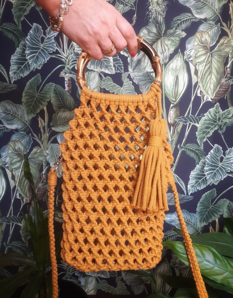 torebka ze sznurka w kolorze musztardowym na bambusowych uchwytach